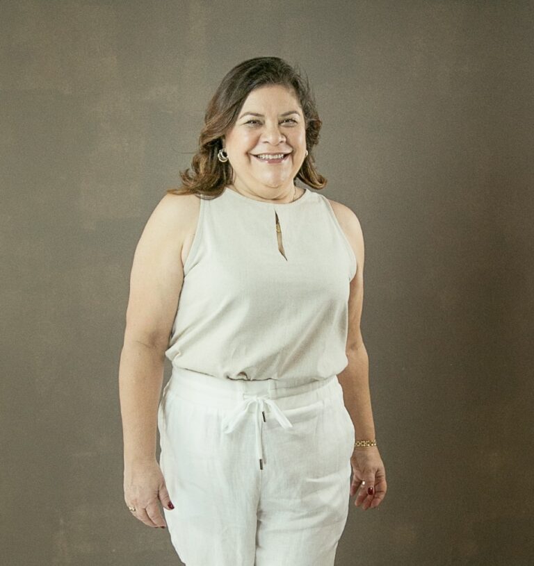 A imagem apresenta a Dra. Andrea Madeira aos usuários.