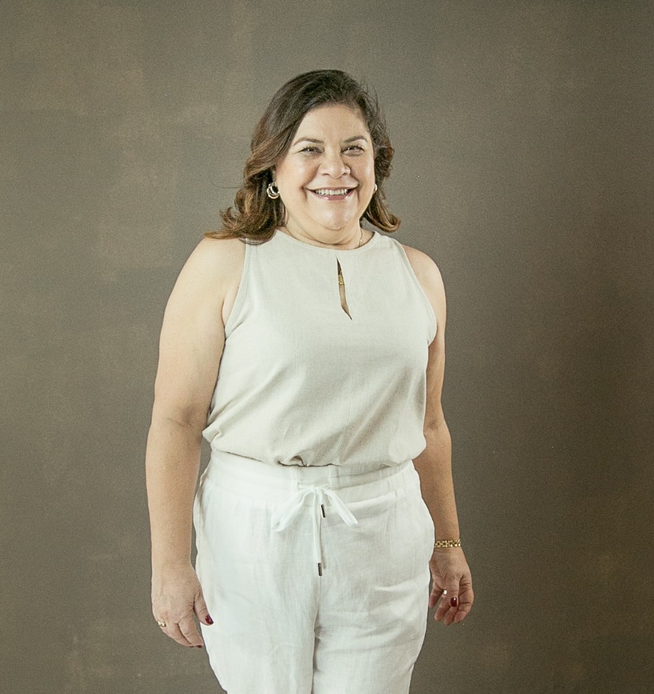 A imagem apresenta a Dra. Andrea Madeira aos usuários.